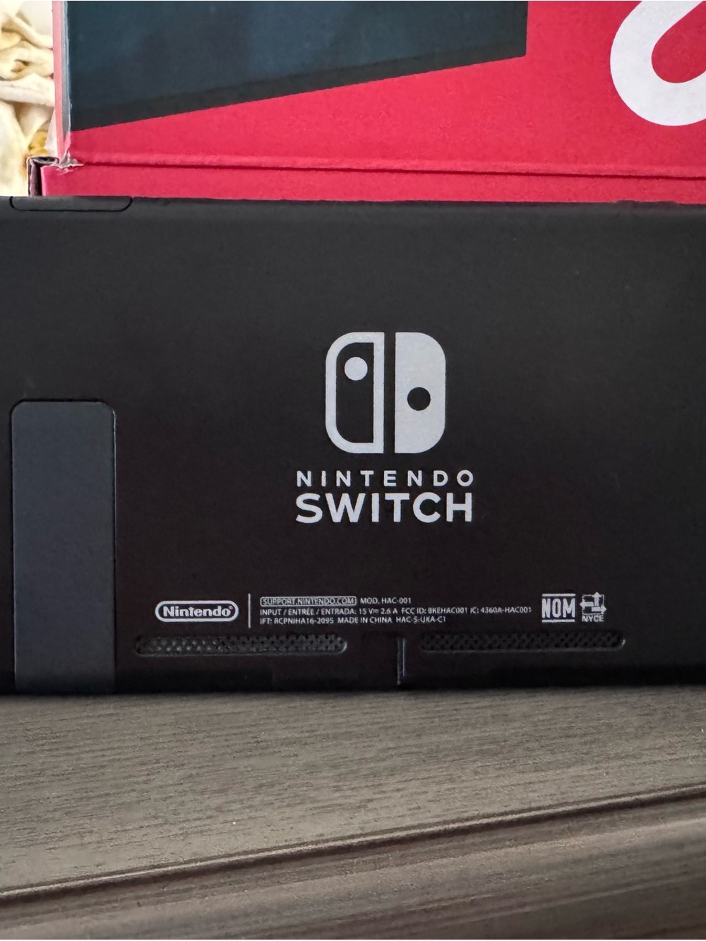 Nintendo Switch 1st Generation - Picture 2 of 5